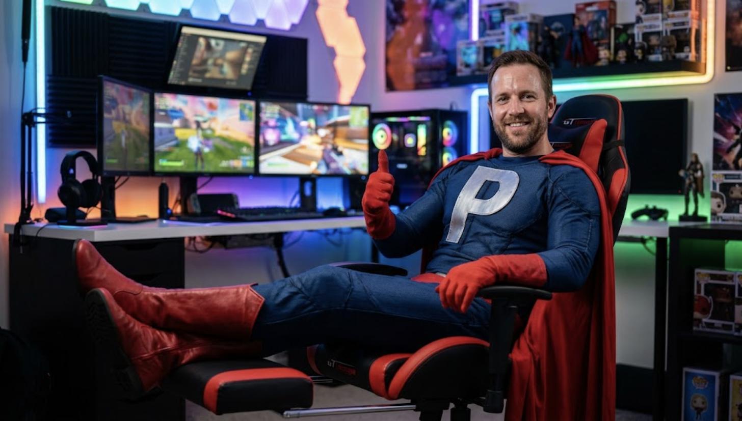 Superhéroe de Patillero con la P en el pecho probando una silla gaming Dowinx con reposapiés